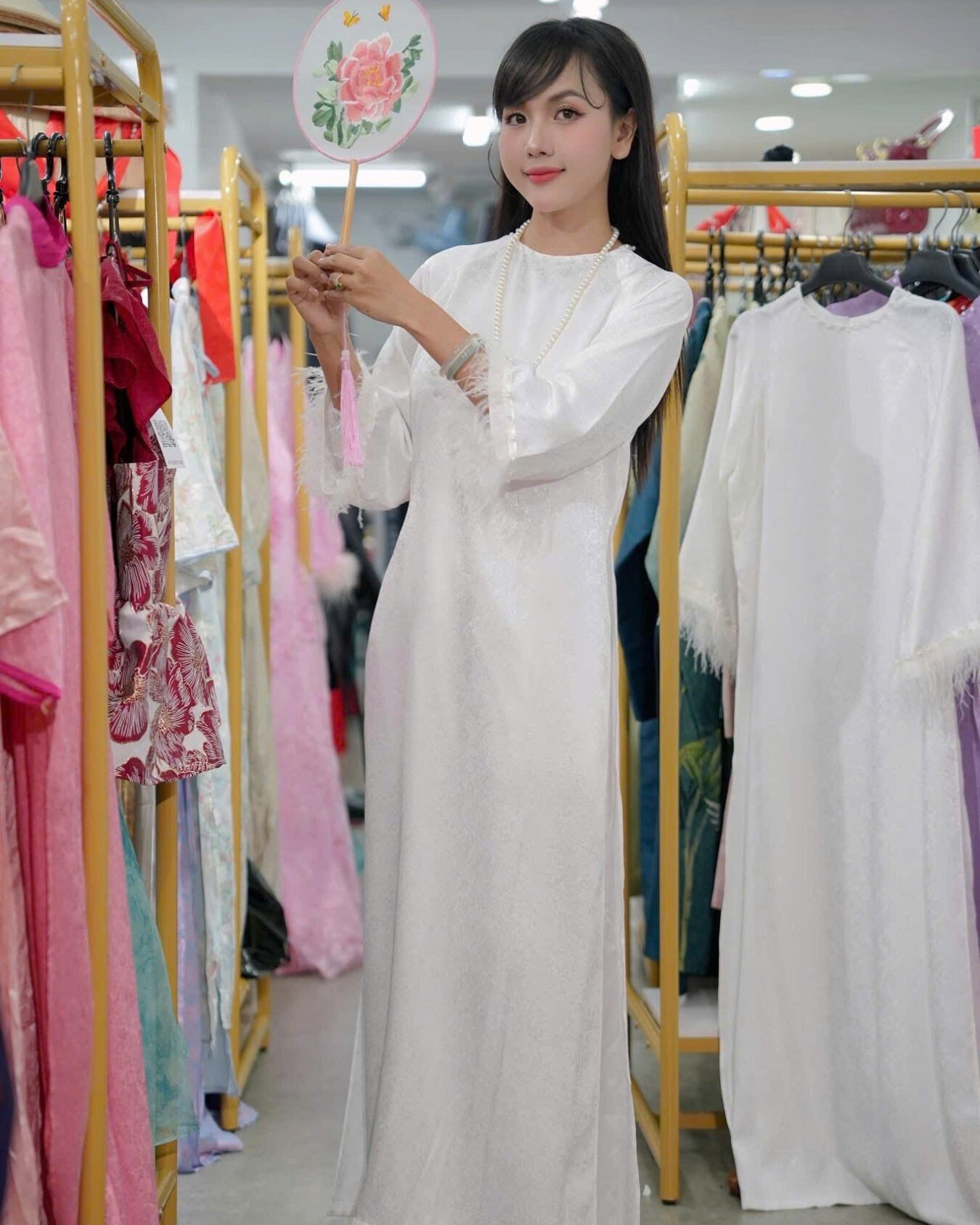 Cho Thuê Áo Dài Hoa Chìm Viền Lông Trắng ( Có Bigsize )