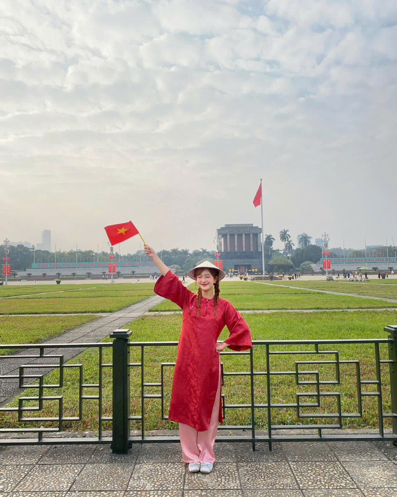 Cho Thuê Áo Dài Cổ Tròn Gấm Đính Ngọc Trai Đỏ Đậm ( Có Bigsize )