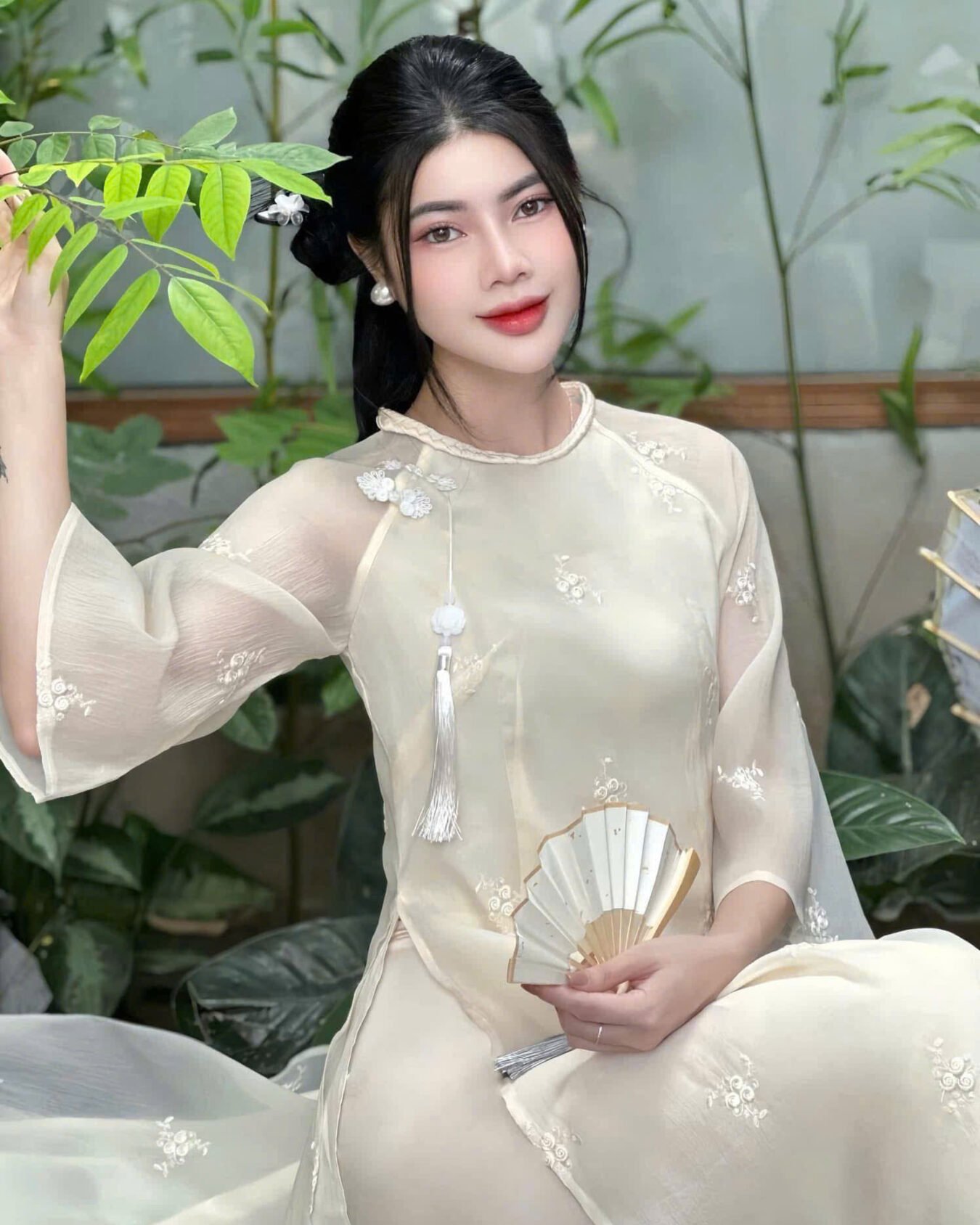 Cho Thuê Áo Dài Yến Vân Nút Tàu Thêu Hoa Kem