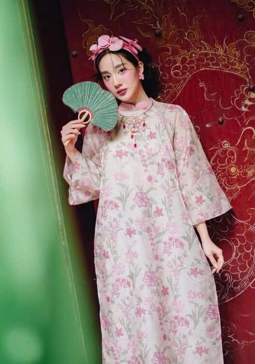 Cho Thuê Áo Dài Thiều Hoa Cổ Trụ Hồng