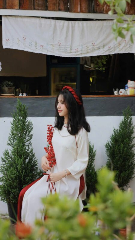 Cho Thuê Áo Dài Viền Đỏ Kem Huta
