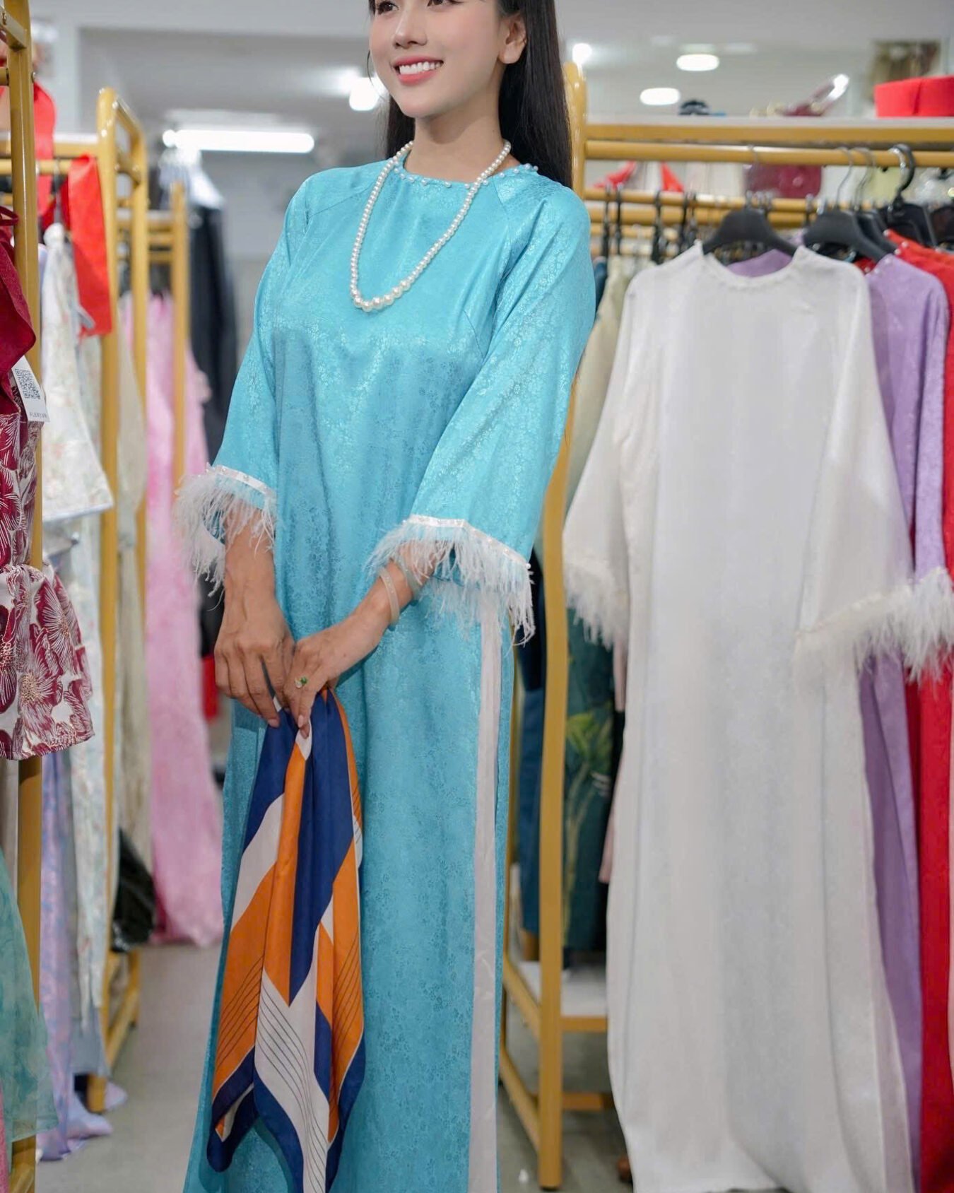 Cho Thuê Áo Dài Hoa Chìm Viền Lông Xanh Dương ( Có Bigsize )
