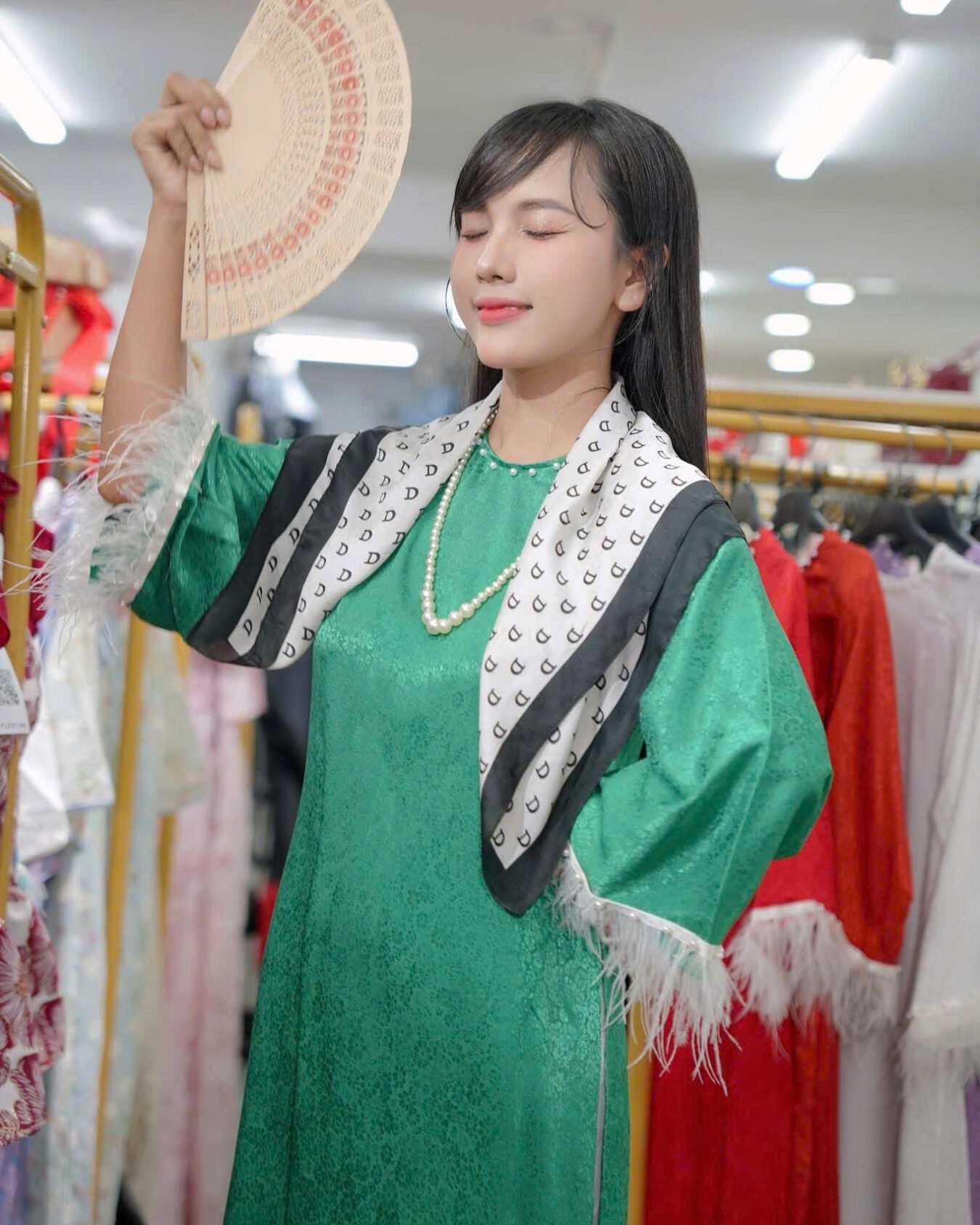 Cho Thuê Áo Dài Hoa Chìm Viền Lông Xanh Lá ( Có Bigsize )