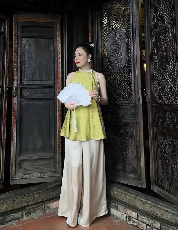 Cho Thuê Yếm Lụa Viền Kem Xanh Cốm