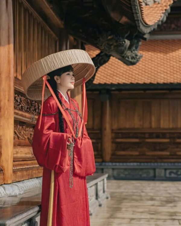Cho Thuê Giao Lĩnh Đỏ Trơn Gấm Phối Đối Khâm Váy Vàng