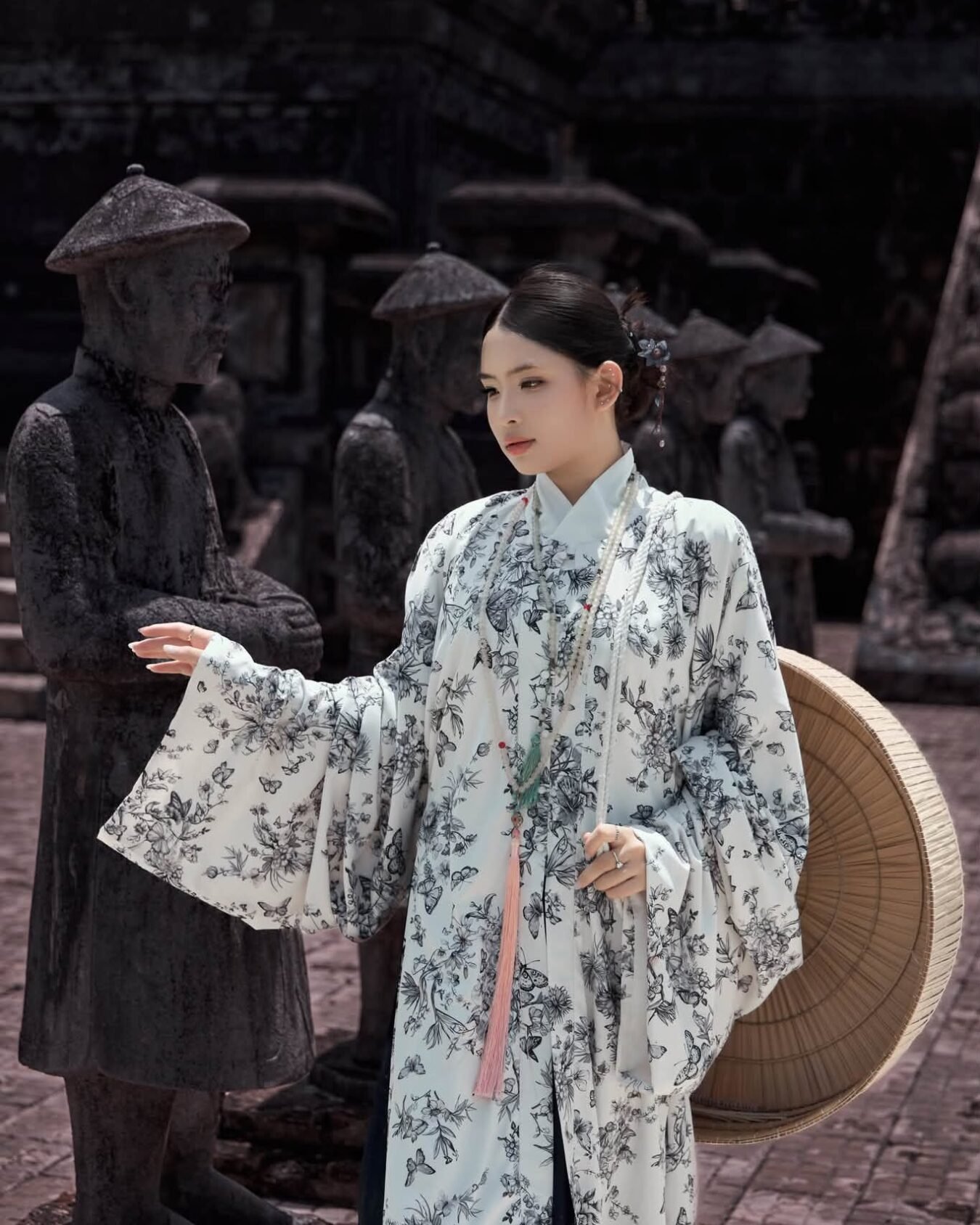 Cho Thuê Tứ Điên Trắng Họa Tiết Hoa Bướm Đen