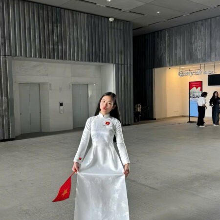 Cho Thuê Áo Dài Thêu Lá Cờ Độc Lập Tự Do Kem (Có Bigsize)