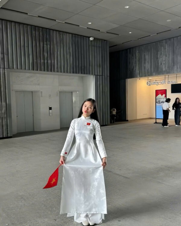 Cho Thuê Áo Dài Thêu Lá Cờ Độc Lập Tự Do Kem (Có Bigsize)