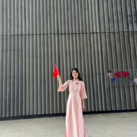 Cho Thuê Áo Dài Thêu Lá Cờ Độc Lập Tự Do Hồng (Có Bigsize)