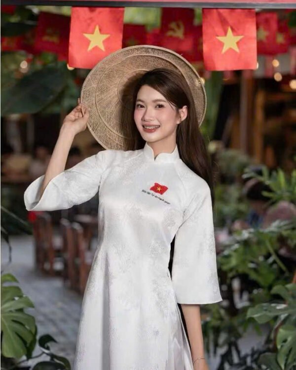 Cho Thuê Áo Dài Thêu Lá Cờ Độc Lập Tự Do Trắng (Có Bigsize)