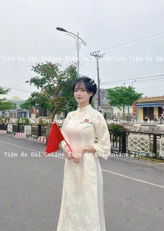 Cho Thuê Áo Dài Thêu Lá Cờ Độc Lập Tự Do Vàng Kem