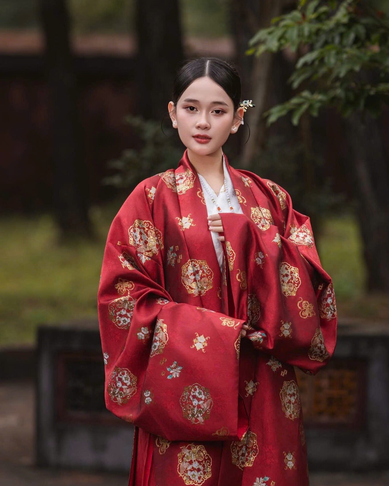 Cho Thuê Đối Khâm Nữ Hoạ Tiết Gấm Đỏ