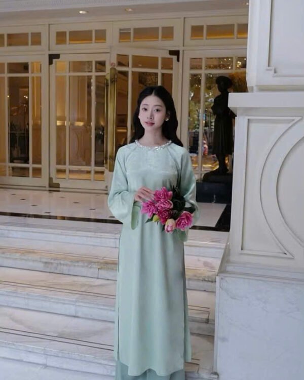 Cho Thuê Áo Dài Cổ Tròn Đính Đá Tâm Giao Xanh Ngọc
