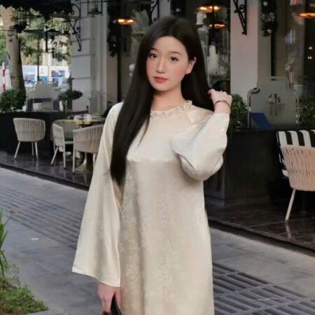 Cho Thuê Áo Dài Cổ Tròn Đính Đá Tâm Giao Kem