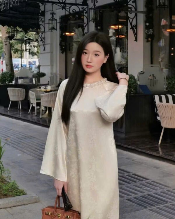 Cho Thuê Áo Dài Cổ Tròn Đính Đá Tâm Giao Kem