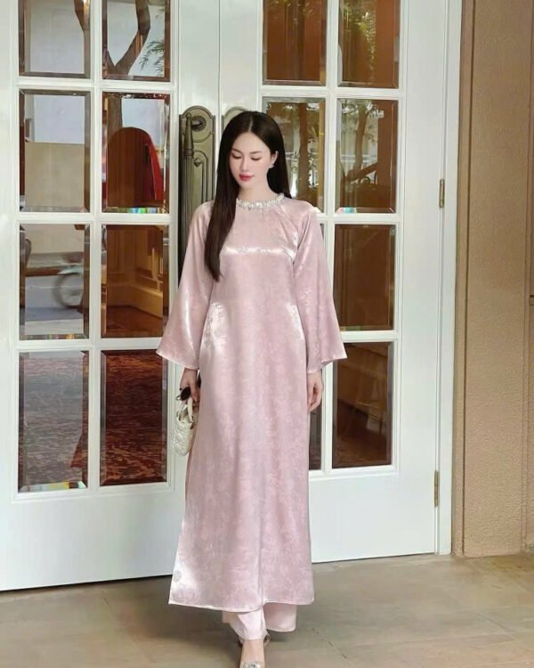 Cho Thuê Áo Dài Cổ Tròn Đính Đá Tâm Giao Hồng