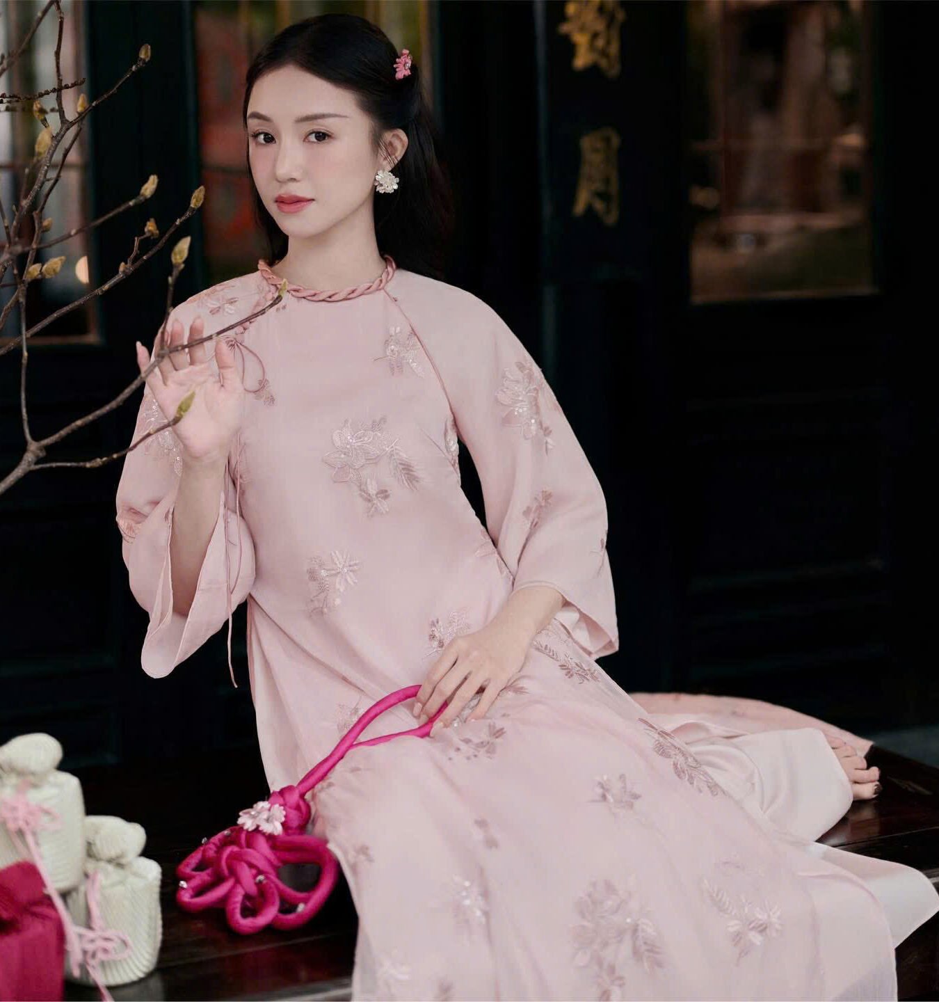 Cho Thuê Áo Dài Hoa Nổi Viền Cổ Sam Hồng