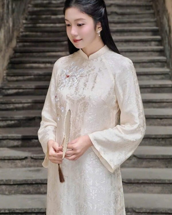 Cho Thuê Áo Dài Thêu Cúc Đồng Tiền Uyên Ân Kem