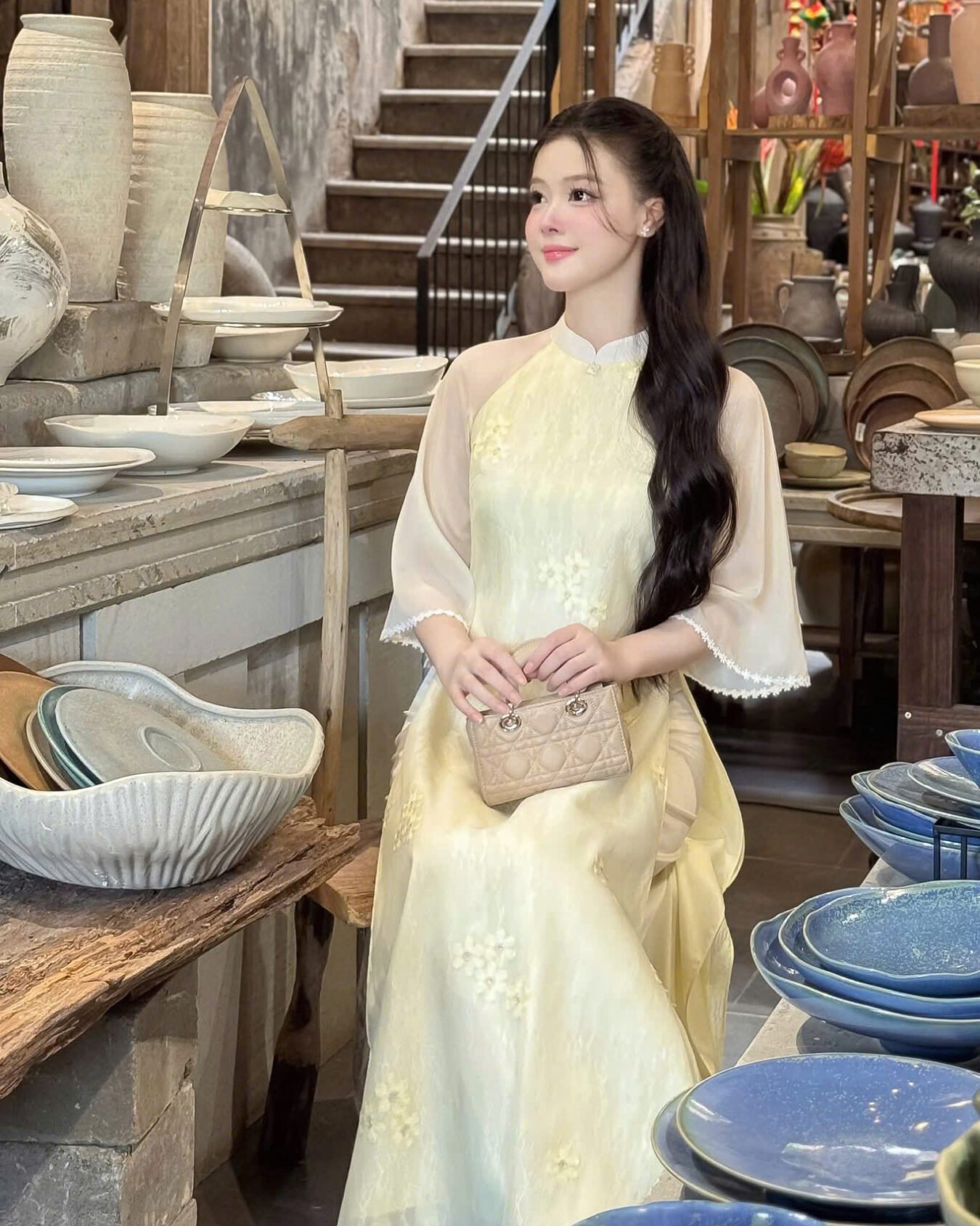 Cho Thuê Áo Dài Tơ Thêu Mỹ Hoa Vàng Kem