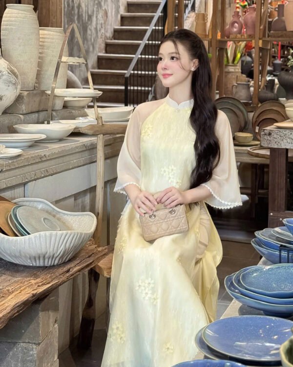 Cho Thuê Áo Dài Tơ Thêu Mỹ Hoa Vàng Kem