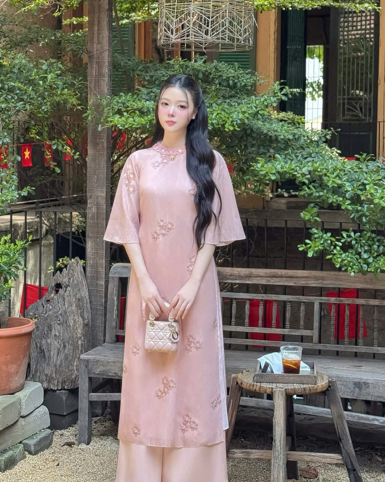 Cho Thuê Áo Dài Thêu Hoa Cổ Xếp Thi Nhã Hồng