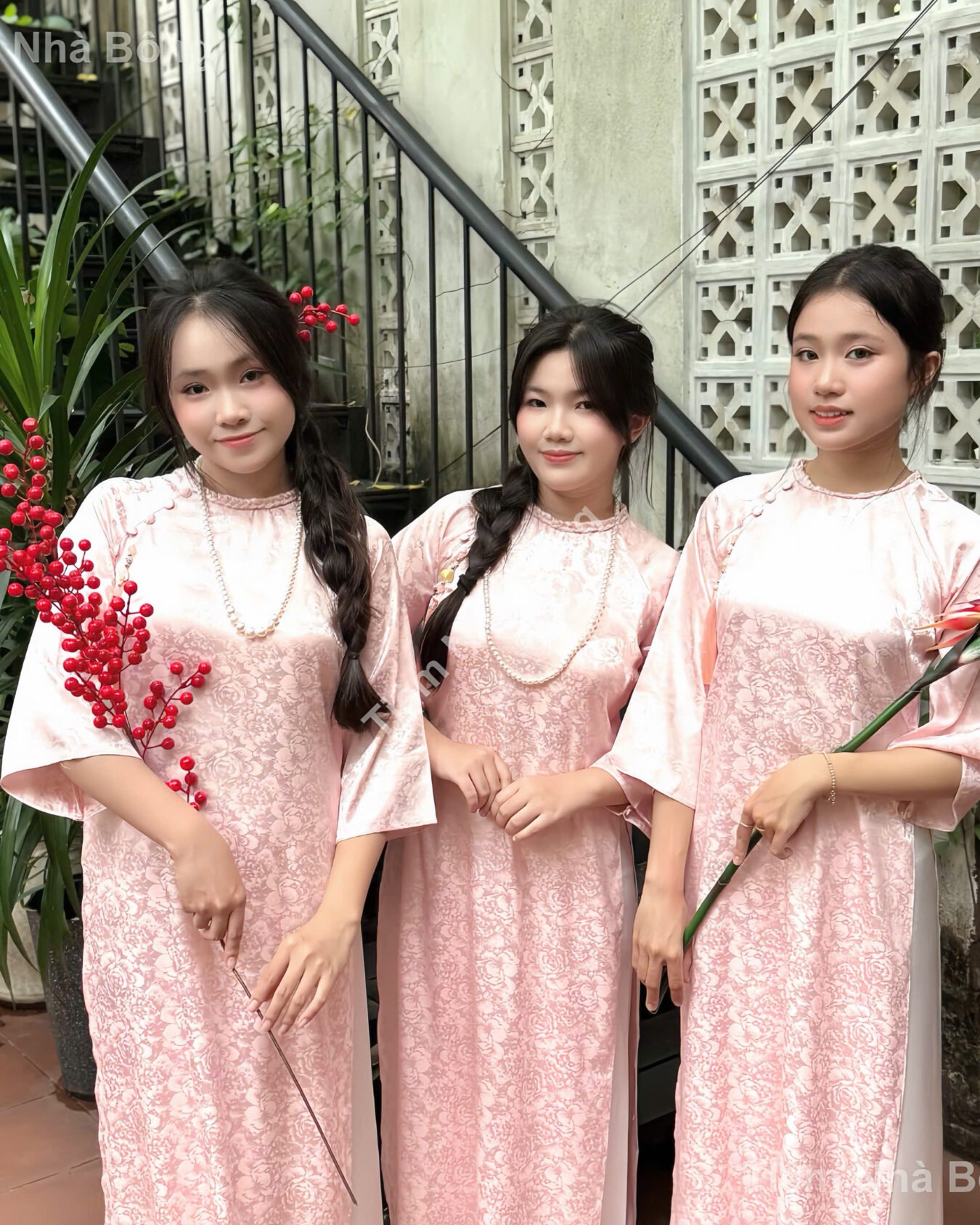 Cho Thuê Áo Dài Hoa To Viền Cổ Hồng (Bưng Quả)