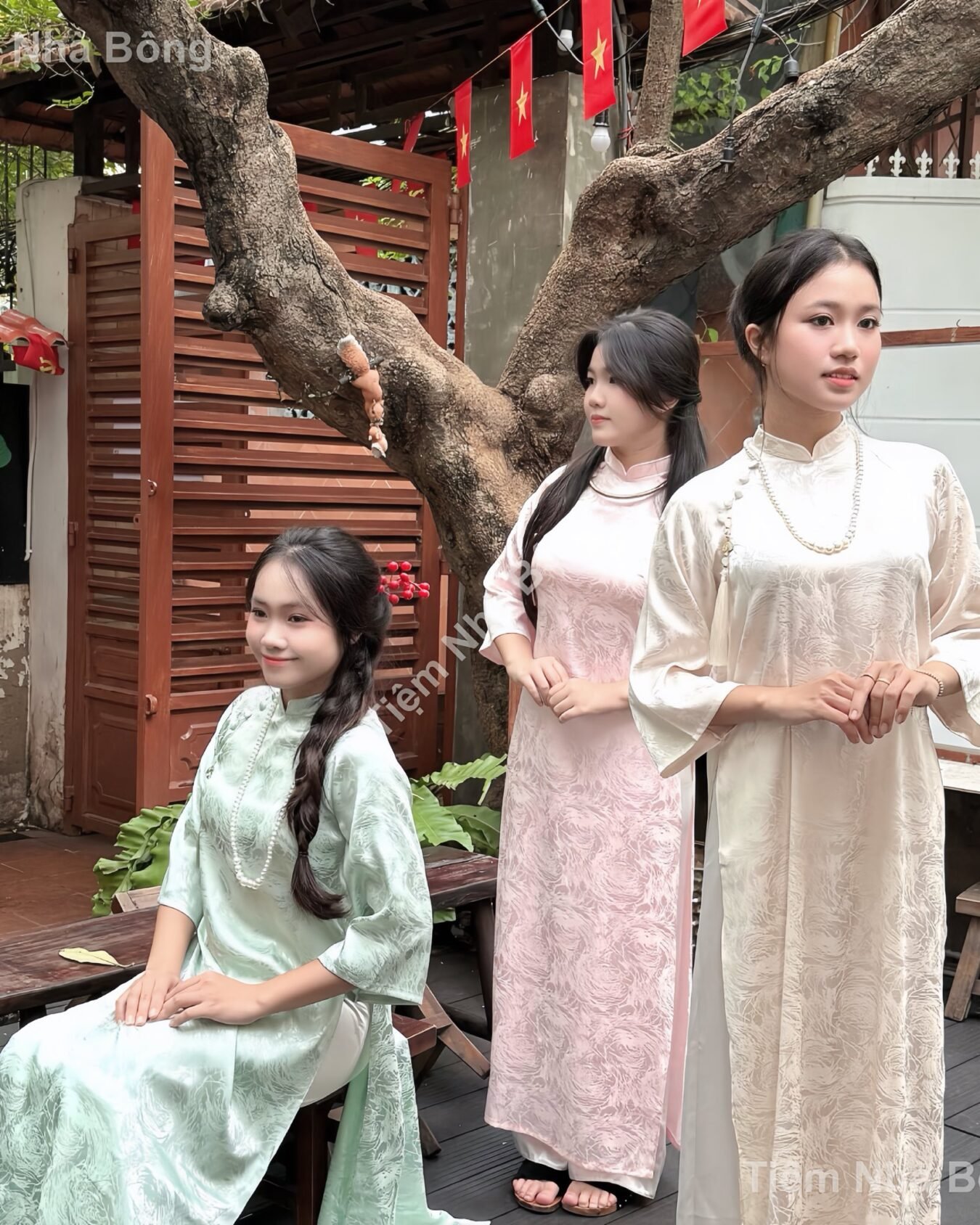 Cho Thuê Áo Dài Tây Thi Hoa Văn Vàng Kem (Bưng Quả)