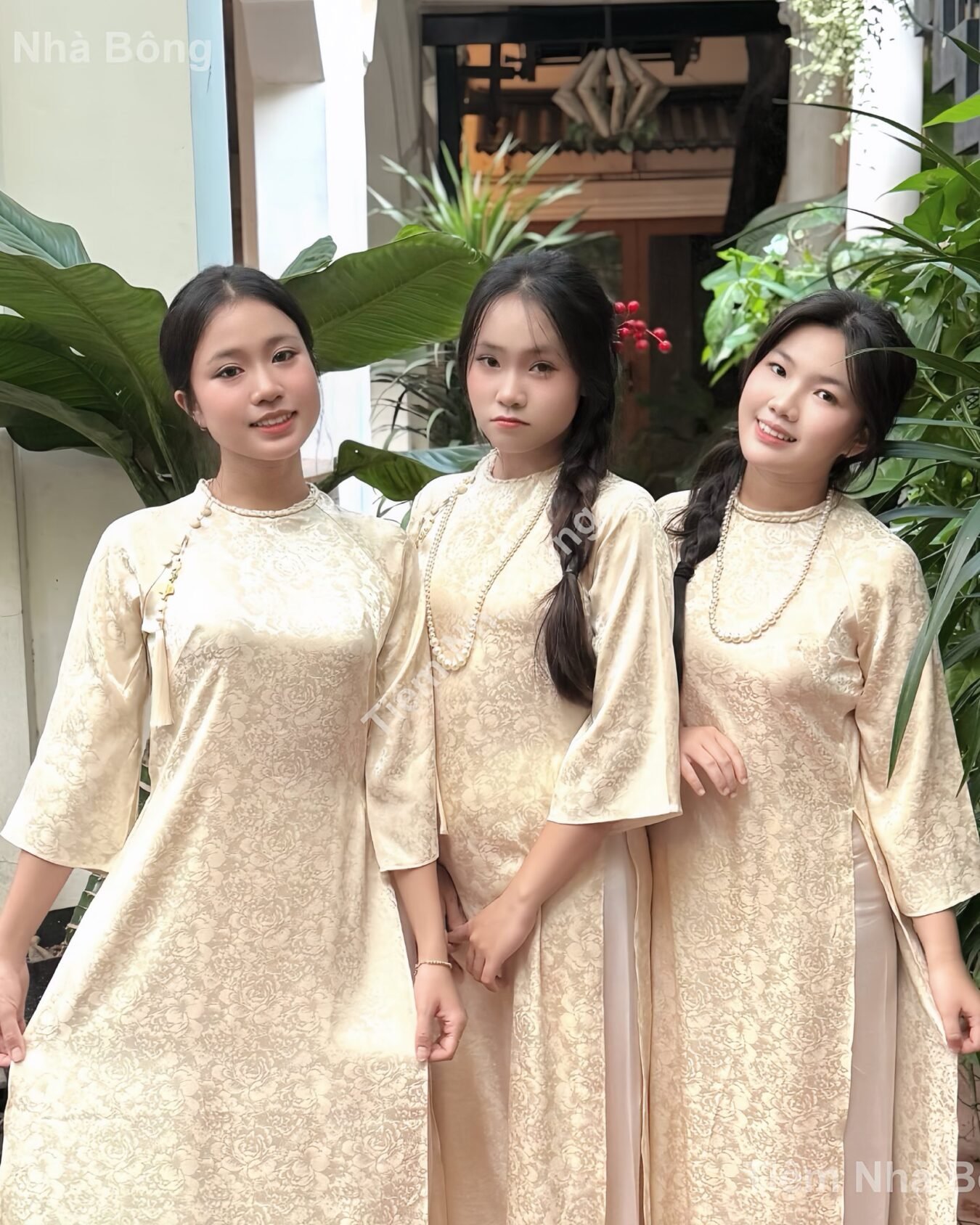 Cho Thuê Áo Dài Hoa To Viền Cổ Vàng Kem (Bưng Quả)