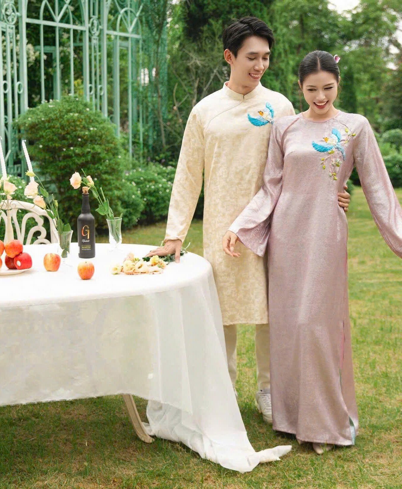 Cho Thuê Áo Dài Nam Vân Nổi Thêu Chim Sẻ Vàng Kem