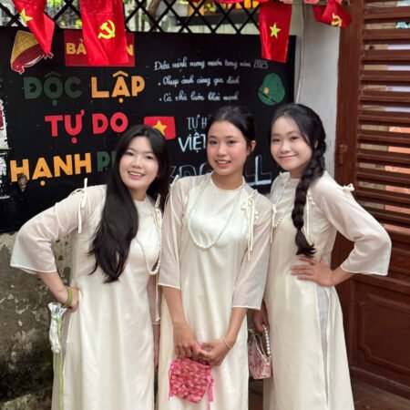 Cho Thuê Áo Dài Nơ Trơn Cổ Tròn Kem (Bưng Quả)