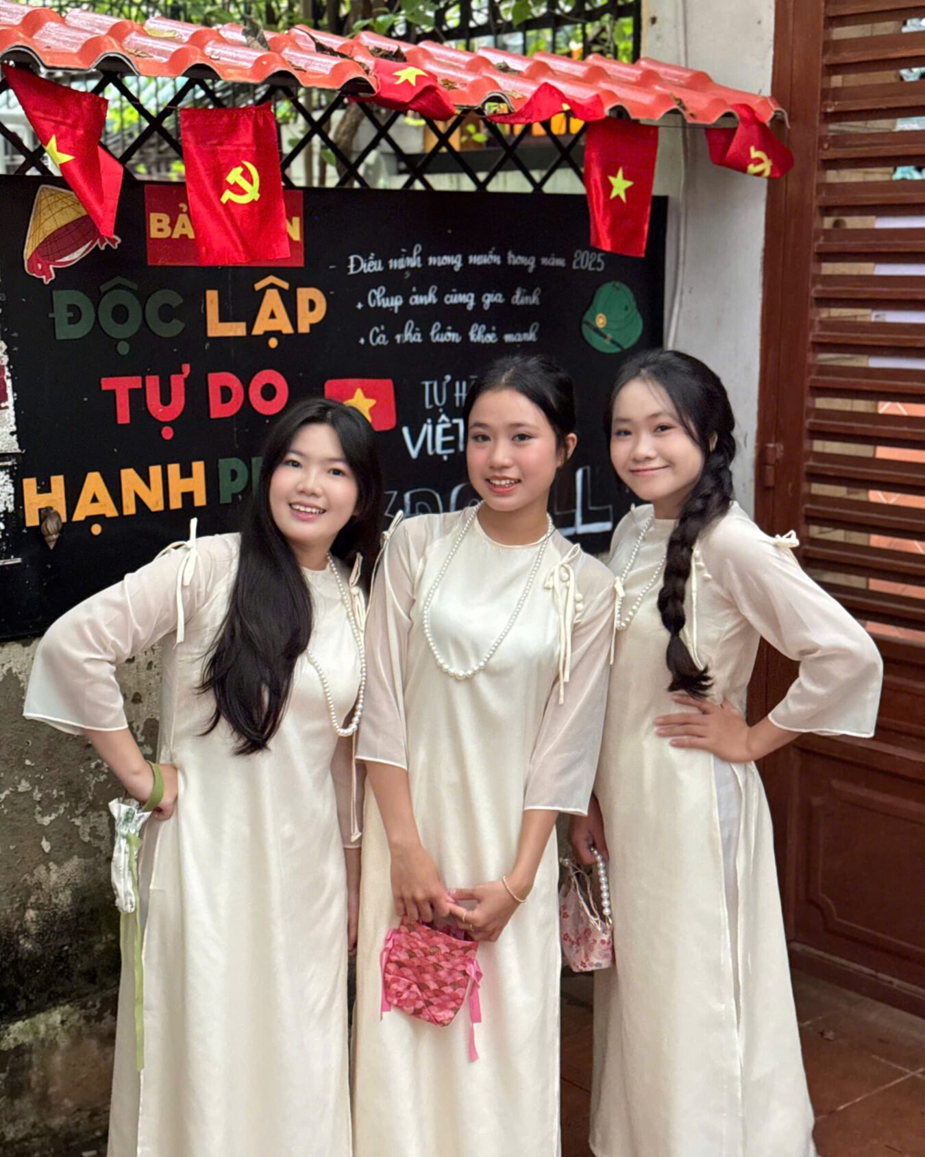 Cho Thuê Áo Dài Nơ Trơn Cổ Tròn Kem (Bưng Quả)
