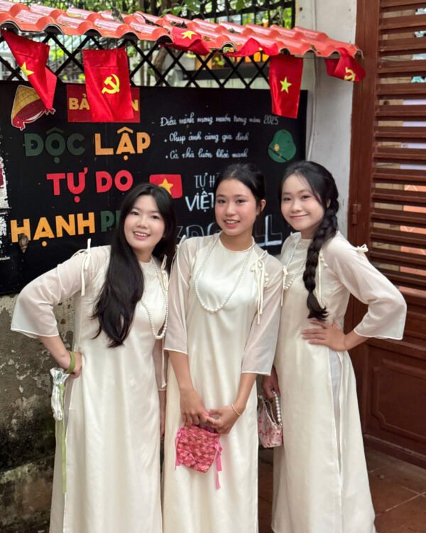 Cho Thuê Áo Dài Nơ Trơn Cổ Tròn Kem (Bưng Quả)