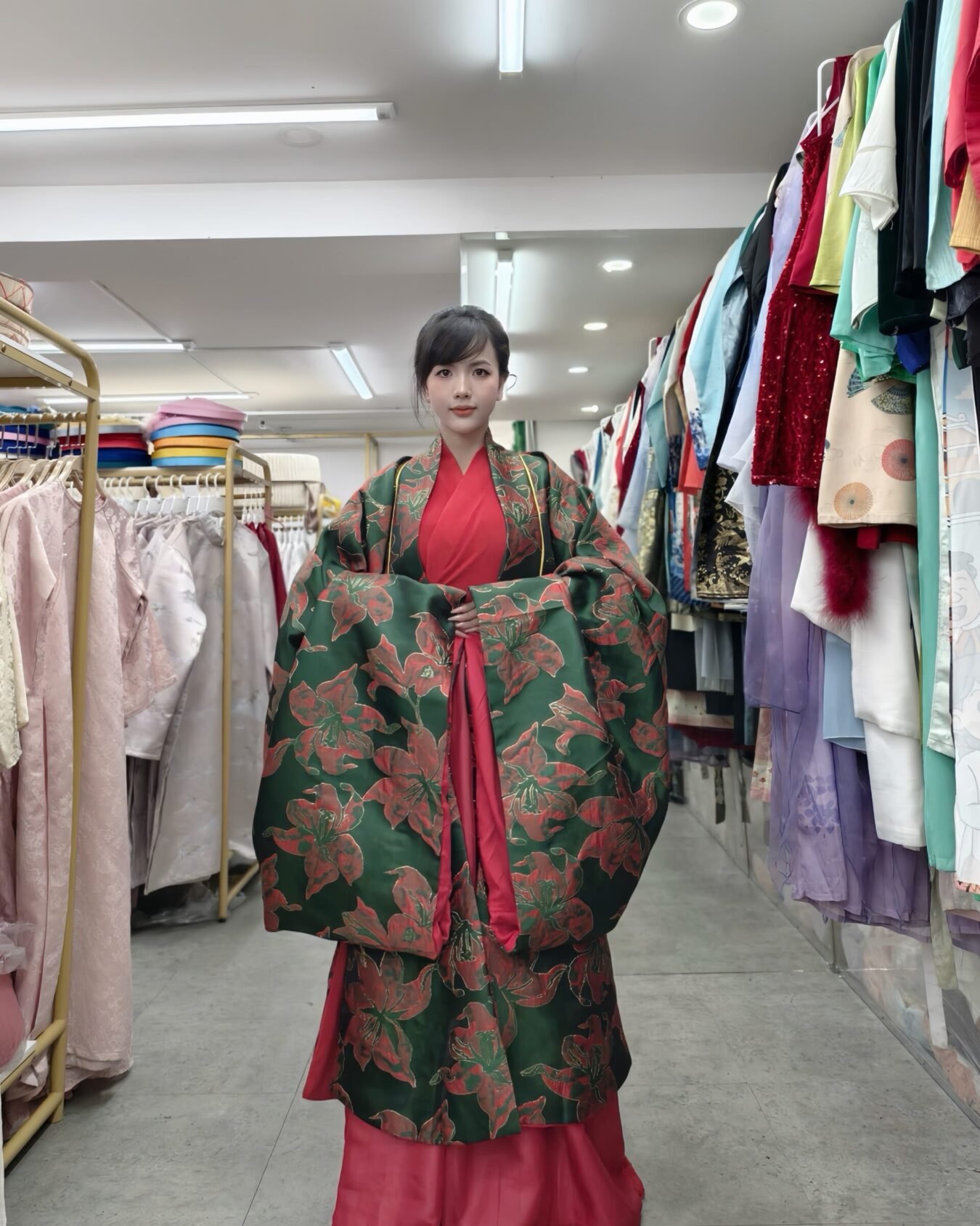 Cho Thuê Đối Khâm Nữ Xanh Hoa Văn Đỏ Tay To