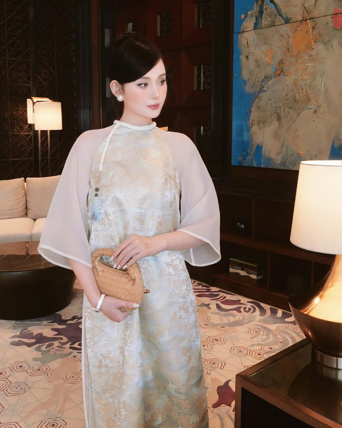 Cho Thuê Áo Dài Nữ Trắng Vải Gấm Hoạ Tiết Nổi
