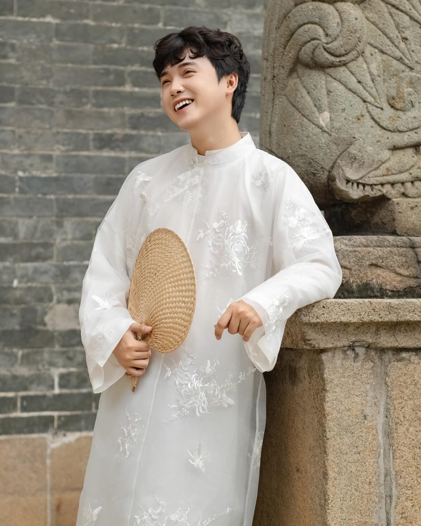 Cho Thuê Áo Dài Nam Trắng Hoa Cúc Voan 2 Lớp OAO (Có Bigsize)