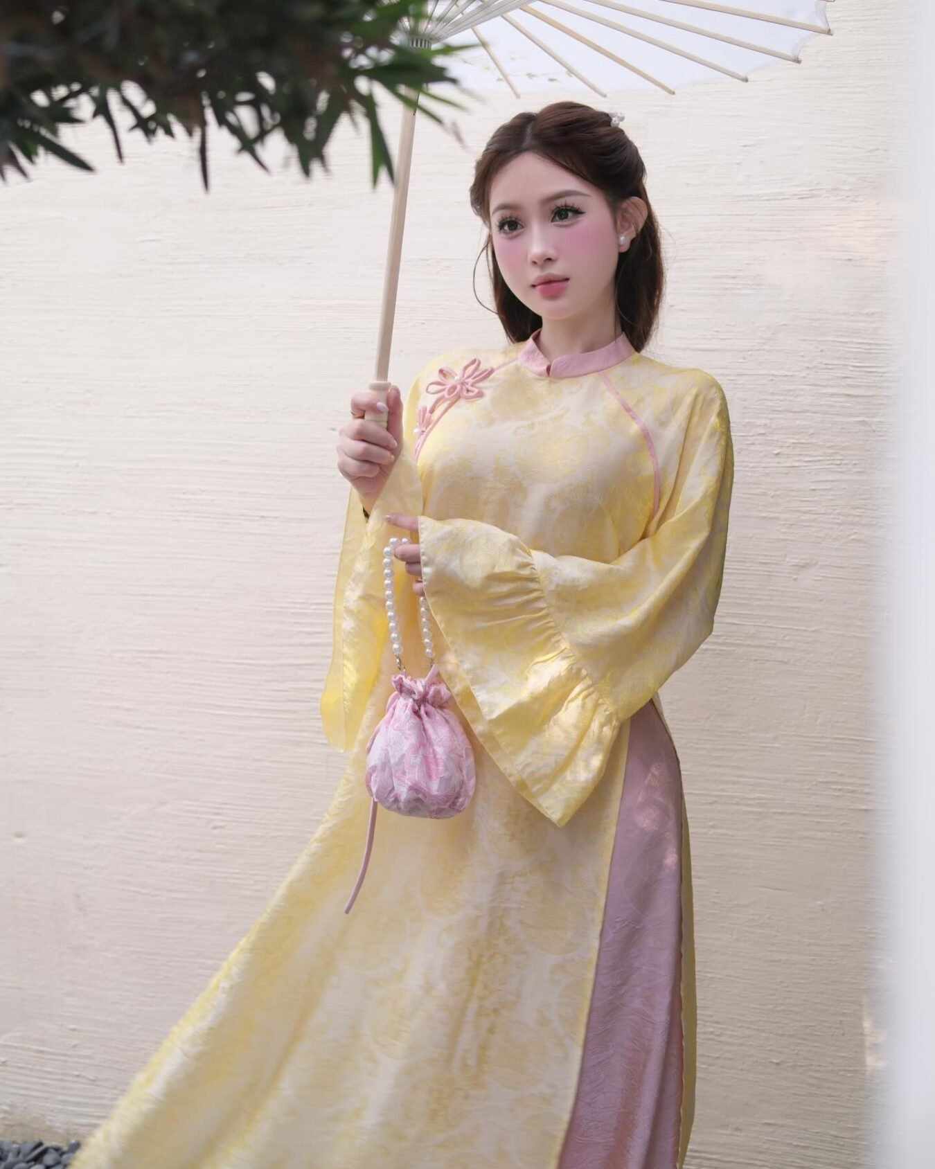 Cho Thuê Áo Dài Nữ Cổ Trụ Vàng Tay Loe Kết Nơ