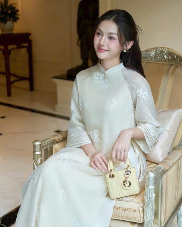 Cho Thuê Áo Dài Nữ Kem Cổ Trụ Thêu Hoa Cúc (Có Bigsize)