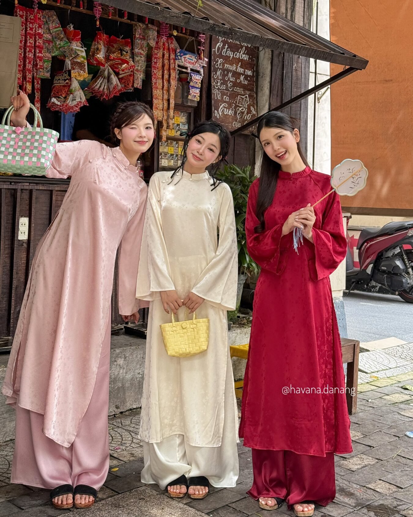 Cho Thuê Áo Dài Cổ Trụ Đính Nút Hân Dư 3 Màu Kem, Đỏ, Hồng