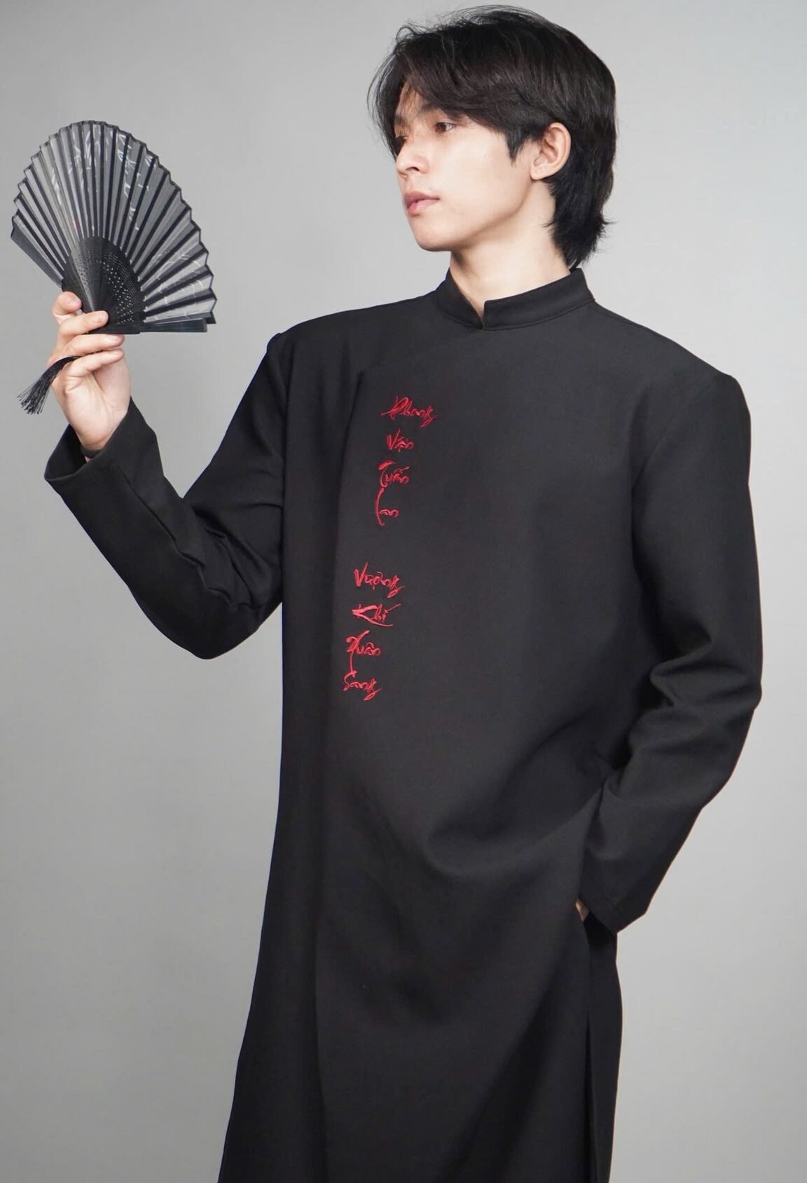 Cho Thuê Áo Dài Nam Đen Trơn Thêu Thư Pháp Silas Studio (Có Bigsize)
