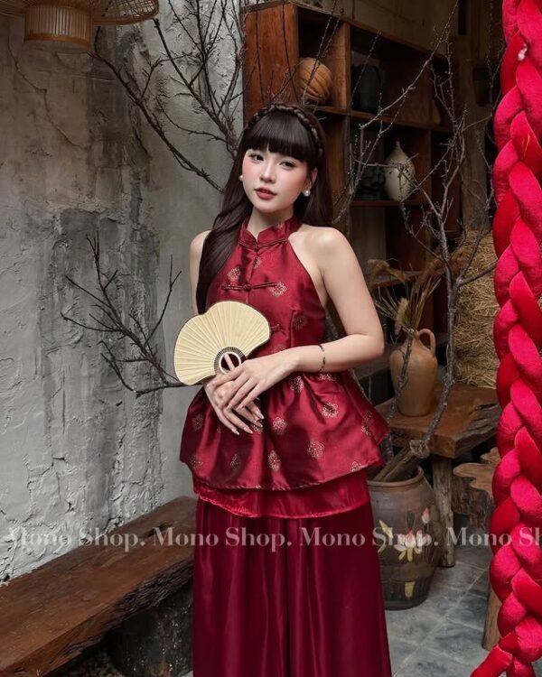 Cho Thuê Set Áo Gấm Đỏ Cổ Yếm Nút Tàu Thêu Hoa