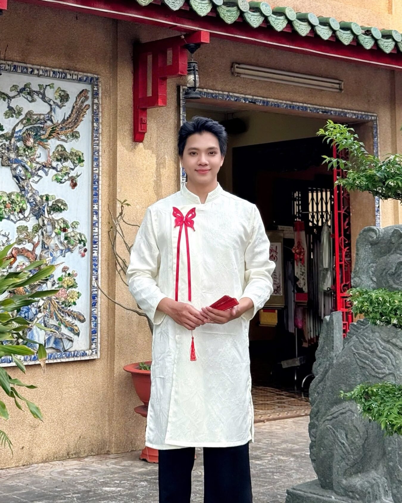 Cho Thuê Áo Dài Trắng Cúc Bấm Hoạ Tiết Trúc