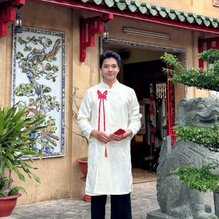 Cho Thuê Áo Dài Trắng Cúc Bấm Hoạ Tiết Trúc