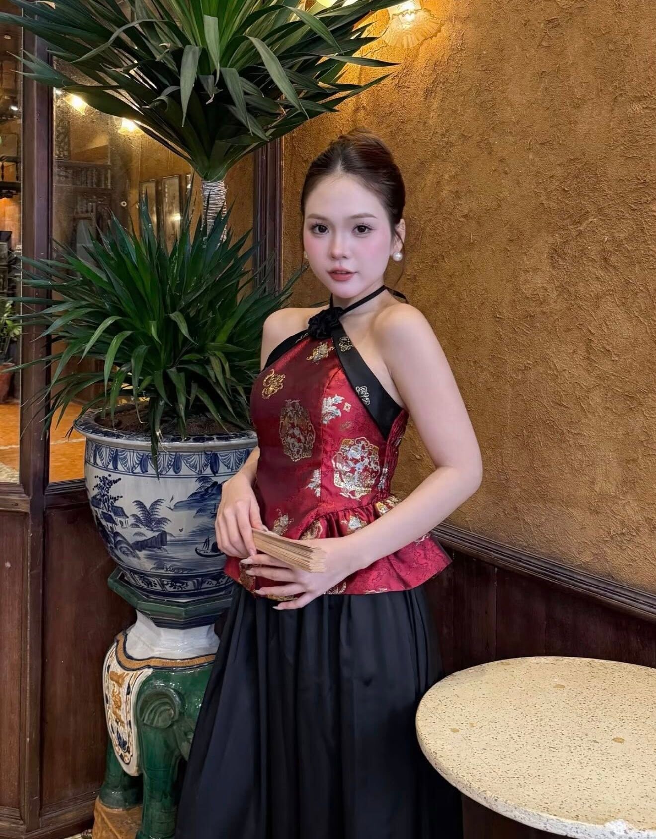 Cho Thuê Set Yếm Gấm Đỏ Cổ Buộc Đính Hoa Mono