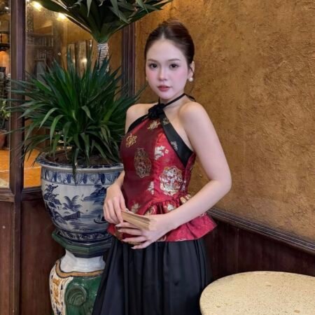 Cho Thuê Set Yếm Gấm Đỏ Cổ Buộc Đính Hoa Mono