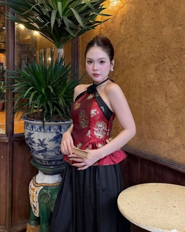 Cho Thuê Set Yếm Gấm Đỏ Cổ Buộc Đính Hoa Mono