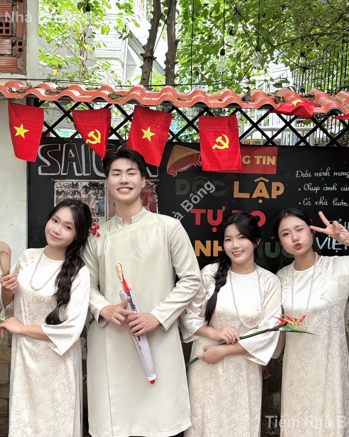 Cho Thuê Áo Dài Kem Gấm 3 Nút (Bưng Quả)