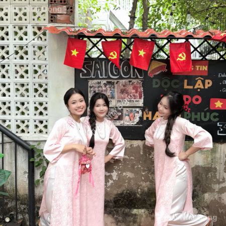 Cho Thuê Áo Dài Hồng Gấm 3 Nút (Bưng Quả)