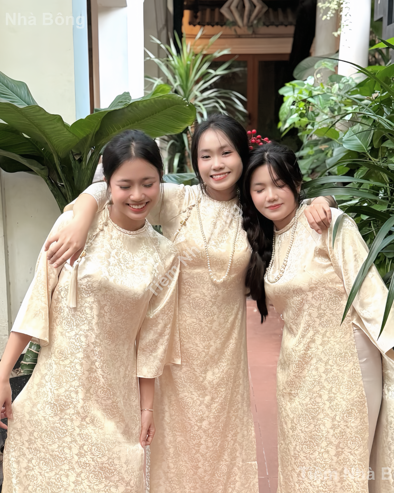 Cho Thuê Áo Dài Kem Hoa Nhỏ Viền Cổ (Bưng Quả)