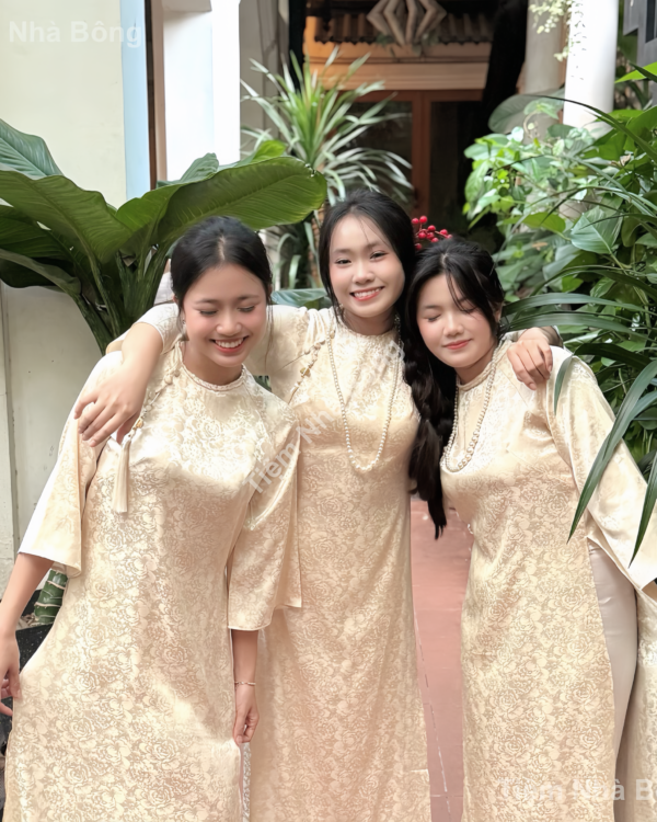 Cho Thuê Áo Dài Kem Hoa Nhỏ Viền Cổ (Bưng Quả)