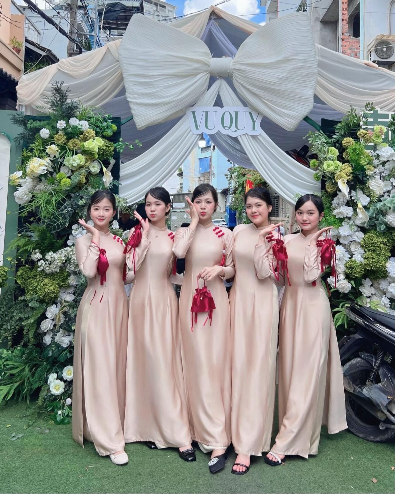 Áo Dài Vàng Kem 3 Nút Đỏ (Bưng Quả)